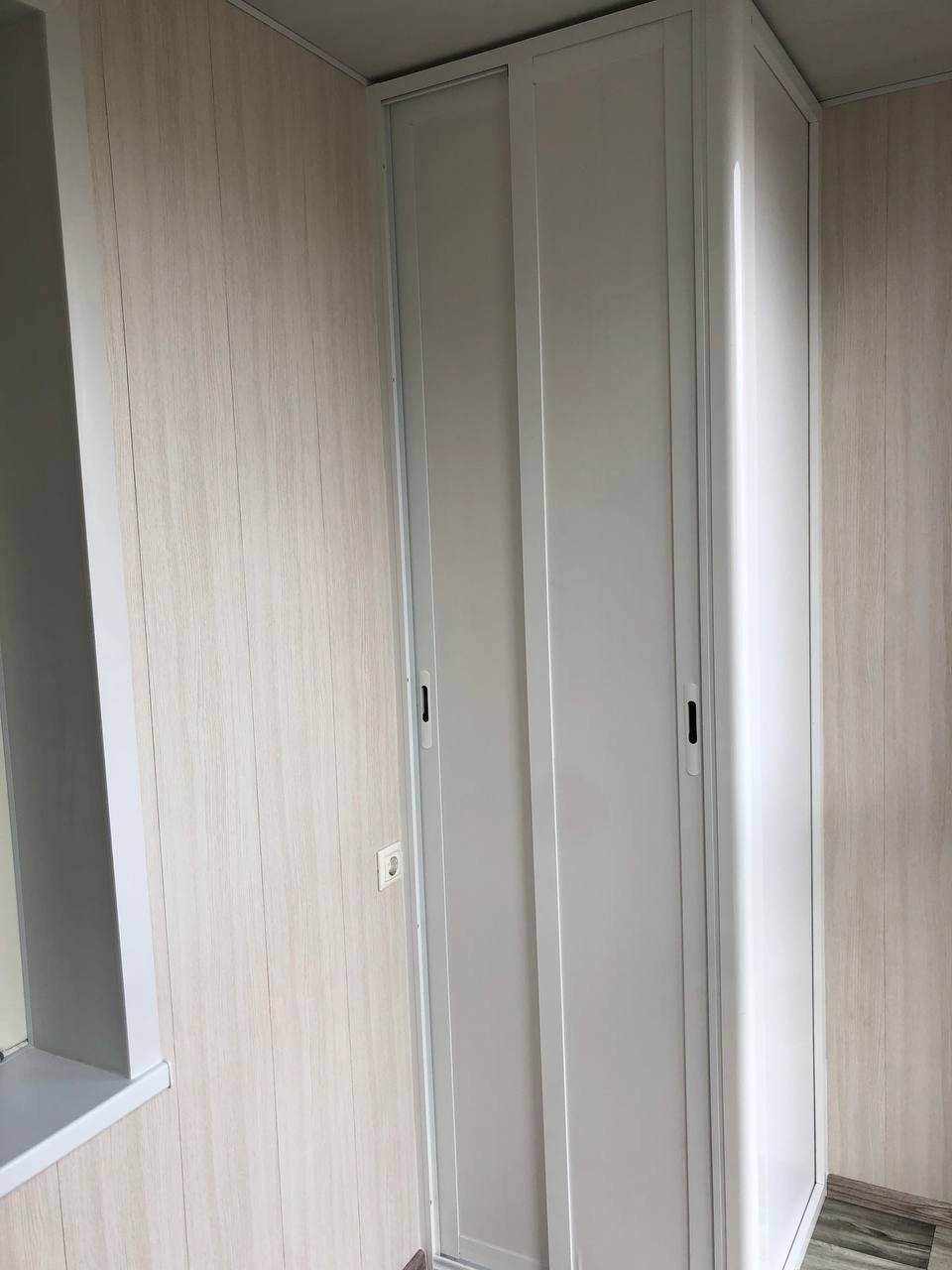 Отделка балкона ламинатом